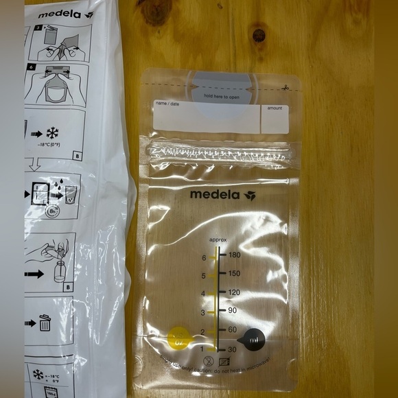 Medela Breast Milk Storage Bags Freezer Safe & Resalable 25 Count - Picture 3 of 6